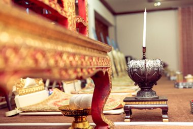 Budist erdeminde gelin ve damat için kutsal su kabı Tayland kültürel nişan töreni.