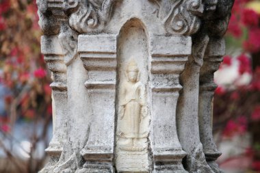 Ev tanrısı mabedine oyulmuş Buda 'nın resmi.