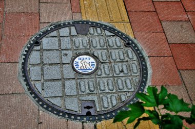 Yokohama, Kanagawa, Kanto, Japonya - 15 Eylül 2009 - Yokohama'nın rögar kapağı, Japon harfleri Yokohama anlamına geliyor