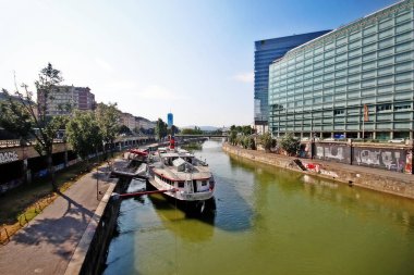 Viyana (Wien), Avusturya (Osterreich) - 24 Haziran 2017 - Tuna kanalıyla Viyana Şehir Manzarası