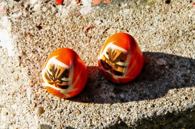 Daruma bebeği, aynı zamanda Dharma bebeği olarak da bilinir, içi boş ve yuvarlak bir Japon bebeği. Bir dilek tutmak için bir göz çizmek ve başarı elde ettiğinde başka bir tane çizmek gerekir.
