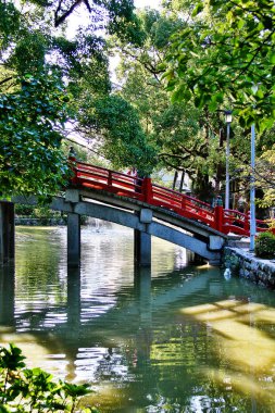 Dazaifu Tenman-gu, Sugawara no Michizane 'nin (845903) mezarı üzerine inşa edilmiş bir Şinto mabedi dir ve Mihverne, Dazaifu, Fukuoka, Japonya'nın tanrılaştırılmış formu Tenjin'e adanmış başlıca türbelerden biridir.