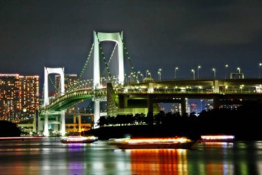 Gökkuşağı Köprüsü, Shibaura İskelesi ile Minato, Tokyo, Kanto bölgesi, Japonya'da Odaiba sahil imar arasında kuzey Tokyo Körfezi'ni geçen bir asma köprü