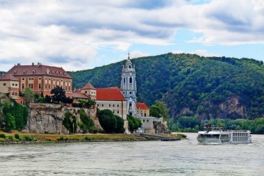 Durnstein Kilisesi Steeple, Krems-Land ilçesinde Tuna nehri üzerinde küçük bir kasaba, Aşağı Avusturya Avusturya Avusturya eyaletinde, kilise çan kulesi üzerinde mavi ve beyaz renkler cennet ve toprak, Wachau Vadisi temsil