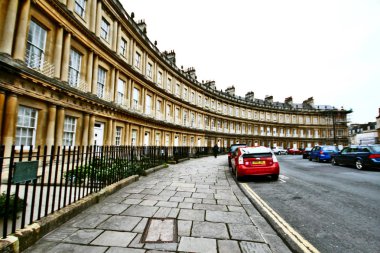 Bath, İngiltere - 24 Mart 2013 - Royal Crescent, 18. yüzyılın sonlarında mimar Genç John Wood tarafından tasarlanan uzun bina. Kraliyet Hilal 'i 30 teraslı Gürcü Kasaba Evinden oluşuyor.