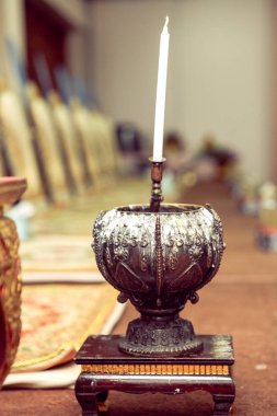 Budist erdeminde gelin ve damat için kutsal su kabı Tayland kültürel nişan töreni.