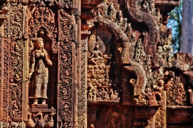 Devatas veya Dvarapalas ön cephede ve Banteay Srei (Kadın Kalesi) duvarı, Kamboçya kırmızı kumtaşı tapınağı yaygın bir şekilde Khmer sanat, Angkor, Siem Reap, Kamboçya mücevheri olarak övgü.