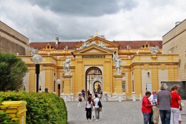 Melk, Aşağı Avusturya (Osterreich) - 29 Haziran 2017 - Aşağı Avusturya'nın Melk kasabası üzerinde bir Benedictine manastırı olan Melk Abbey'in ana girişi (Almanca, Stift Melk)
