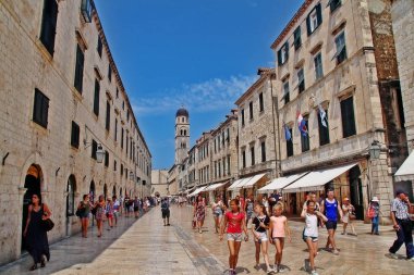 Dubrovnik, Hırvatistan - 26 Haziran 2017 - Stradun veya Placa (Stradone veya Corso), kireçtaşı döşeli yaya caddesi, Eski Kent ve ana alışveriş caddesi ve toplanma alanında yaklaşık 300 metre koşuyor