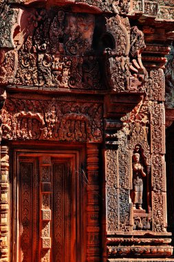 Devatas veya Dvarapalas ön cephede ve Banteay Srei (Kadın Kalesi) duvarı, Kamboçya kırmızı kumtaşı tapınağı yaygın bir şekilde Khmer sanat, Angkor, Siem Reap, Kamboçya mücevheri olarak övgü.