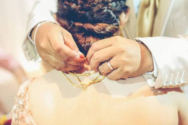 Жених Носит Золотое Ожерелье Невесты Тайском Культурной Церемонии Помолвки — стоковое фото