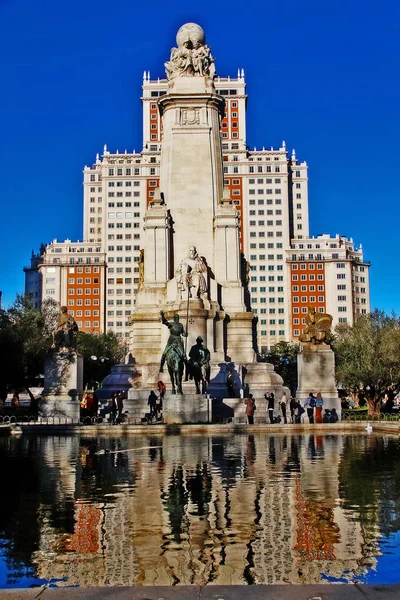 マドリード スペイン 2017年3月16日 スペイン広場にあるミゲル セルバンテス サアヴェドラ記念碑 背景にはエディフィシオ エスパー スペイン建築 — ストック写真