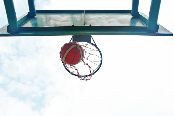 Basket Ball Jeté Dans Cerceau Marquer Dans Jeu — Photo