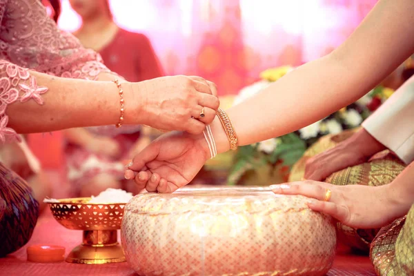 在泰国文化订婚仪式上 人们把文化圣线系在婚礼上 为新娘和新郎祝福 — 图库照片