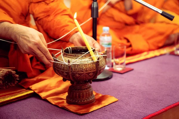 Mnich Sprawia Święta Woda Dla Panny Młodej Pana Młodego Buddyjskiej — Zdjęcie stockowe