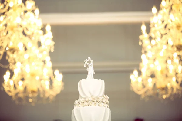 Muñecas Novia Novio Decoradas Pastel Boda Con Lámpara Araña Fondo —  Fotos de Stock