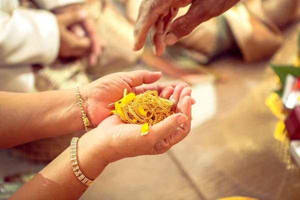 Ouders Geven Gouden Veters Aan Bruid Bruidegom Als Geschenk Van — Stockfoto