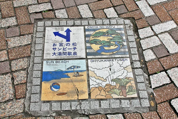 熱海市 伊豆半島 静岡県 2009年9月14日 熱海の重要な場所の方向情報を床に埋め込んだ石畳 — ストック写真