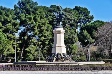 İspanya 'nın Madrid şehrinin en büyük parklarından biri olan Buen Retiro Parkı' nın (Parque del Buen Retiro) önemli bir parçası olan Fuente del ngel Cado (Fallen Angel veya Fallen Angel Anıtı)..
