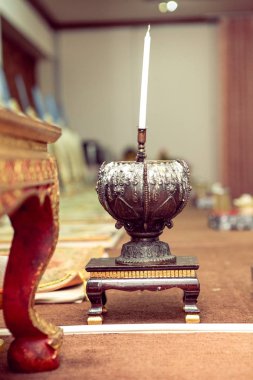 Budist erdeminde gelin ve damat için kutsal su kabı Tayland kültürel nişan töreni.
