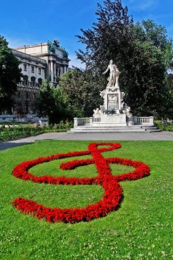 Burggarten'daki Wolfgang Amadeus Mozart heykeli (Court garden), eski bir saray bahçesi ve çeşitli heykelleri ve Hofburg, Viyana, Avusturya yakınlarında zarif bir palmiye evi bulunan hoş bir halka açık park