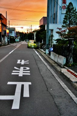 Alacakaranlık gökyüzü ve Japon Kanji harfi ile Townscape Karuizawa (Karuizawa-machi), Kitasaku District, Nagano Prefecture, Japonya sokakta yazılı durdurmak anlamına gelir