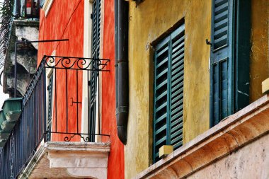 Verona, Veneto bölgesindeki geleneksel eski evin pencere ve balkonu, İtalya