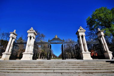 TPuerta de Felipe IV, Paseo Paraguay 'daki Plaza del Parterre' ye açılan kapı Buen Retiro Park 'taki (Parque del Buen Retiro, tam anlamıyla Pleasant Retreat Parkı, ya da basitçe El Retiro), Madrid, İspanya.
