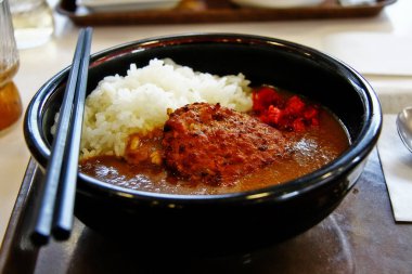 Pirinç ve domuz eti ve köri tabağı, köri pilavı Japonya 'da ünlü bir yemektir.