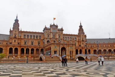 Sevilla (Sevilla), Endülüs, Güney İspanya - 14 Mart 2017 - Plaza de Espaa (İspanya Meydanı), 1928 yılında Ibero-Amerikan Sergisi için kurulan bir plaza.