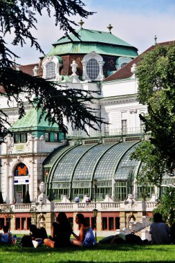Viyana (Wien), Avusturya - 28 Haziran 2017 - Palmenhaus burggarten (Mahkeme bahçesi), eski bir saray bahçesi ve bir dizi heykel ve Hofburg yakınlarındaki zarif bir palmiye evi ile hoş bir kamu parkı
