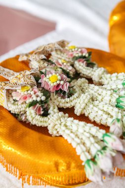 Tayland kültürel nişan töreninde gelin ve damat için Yasemin çelenk