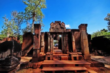 Banteay Srei (Kadınlar Kalesi, Tribhuvanamahevara ya da Threefold Dünyası 'nın Büyük Lordu), Kamboçya' nın kırmızı kumtaşı tapınağı yaygın bir şekilde Khmer sanatı, Angkor, Siem Reap, Kamboçya mücevheri olarak övülmektedir.