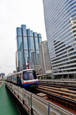Bangkok, Tayland - 3 Aralık 2016 - Chong Nonsi paraşüt köprüsü ve Chong Nonsi istasyonundaki BTS hava treni