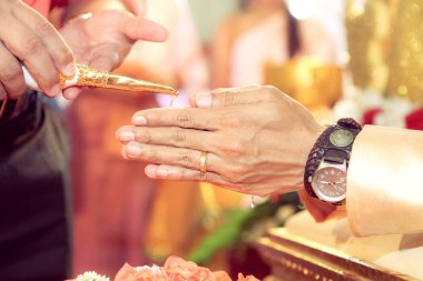 Pathumthani, Tayland - 17 Ocak 2016 - İnsanlar gelin ve damadın mutlu olması için bereket suyu döküyor