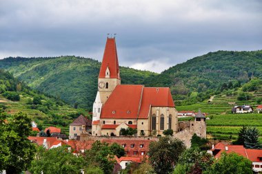 Der Wachau'daki Weissenkirchen kilisesi, Avusturya'nın Aşağı Avusturya eyaletinde krems-land bölgesinde bir kasaba, Wachau Vadisi, Avusturya (Osterreich)