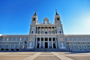 Almudena Katedrali (Santa Mara la Real de La Almudena), Madrid 'in Plaza de la Armera, Madrid, Spain.J.