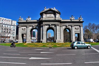 Madrid, İspanya - 15 Mart 2017 - The Puerta de Alcal (Alcal Gate veya Citadel Gate), Alcal Caddesi 'ndeki Plaza de la Independencia' da bir Neo-klasik anıt.)