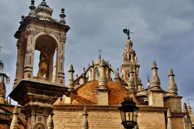 Adının Sevilla (Sevilla), Endülüs (Güney İspanya) meydanına verildiği Plaza del Triunfo anıtı.