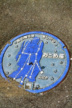 Ashibetsu (Ashibetsu-shi), Hokkaido, Japonya - 4 Eylül 2009 - Başak takımyıldızı oymalı Ashibetsu 'nun rögar kapağı, rögar kapağına birçok takım yıldızı şehrin etrafında bulunabilir