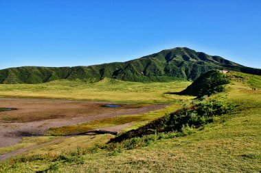 Mount Aso (Aso-san), Japonya'nın en büyük aktif yanardağı Aso Kuju Milli Parkı, Aso (Aso-shi), Kyushu Bölgesi, Kumamoto Prefecture, Japonya'da bulunmaktadır
