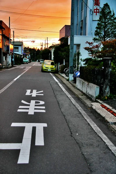Paisaje Urbano Con Cielo Crepuscular Carta Kanji Japoneses Significan Parar — Foto de Stock