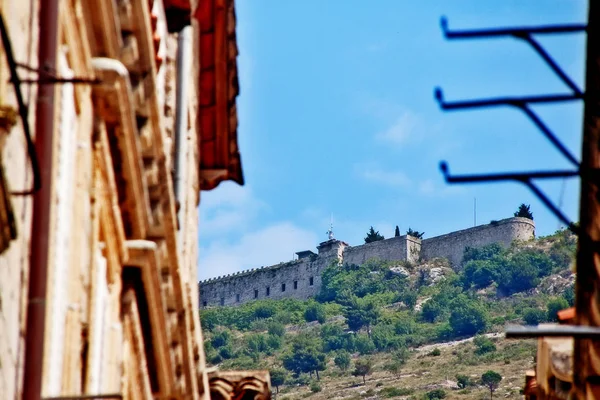 Srd Hillは ダルマチアの壁に囲まれた都市ドゥブロヴニクの後ろの低い山で その頂上には クロアチアのインペリジャル が飾られています — ストック写真