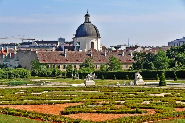 Jardines Belvedere Con Iglesia Salesianer Salesianerinnenkirche Viena Wien Austria Osterreich — Foto de Stock