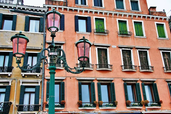 Straßenlaterne Mit Farbigem Gebäude Hintergrund Venedig Italien — Stockfoto