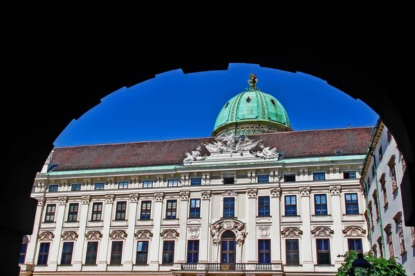 霍夫堡 维也纳市中心的前皇家冬宫 帝国总理府翼 赖希斯坎特特拉特 形成内城堡法院 内堡堡 的建筑物之一 维也纳 奥地利 — 图库照片