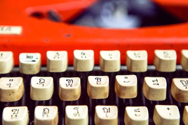 Тай Буквы Клавиатуры Оранжевой Пишущей Машинке — стоковое фото