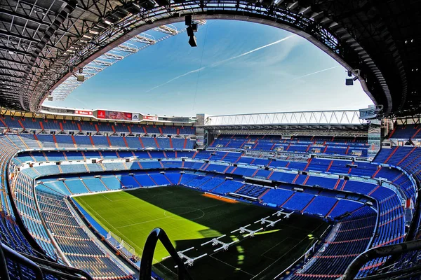 Madrid, İspanya - 17 Mart 2017 - Santiago Bernabu Stadyumu (Estadio Santiago Bernabu), Real Madrid 'in 1947' den beri ev sahibi olduğu stadyum.