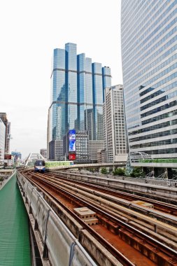 Bangkok, Tayland - 3 Aralık 2016 - Chong Nonsi paraşüt köprüsü ve Chong Nonsi istasyonundaki BTS hava treni