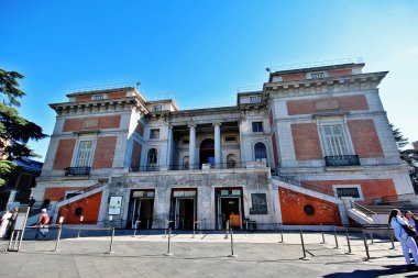 Madrid, İspanya - 16 Mart 2017 - Goya Gate in the Northern faade of the Prado Museum (Museo Nacional del Prado), the main Spanish National Art Museum in Central Madrid.